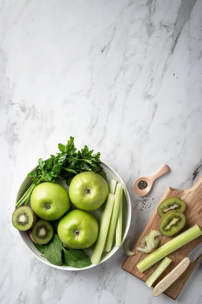 Frutas e legumes verdes para fazer smoothie desintoxicação . — Fotografia de Stock