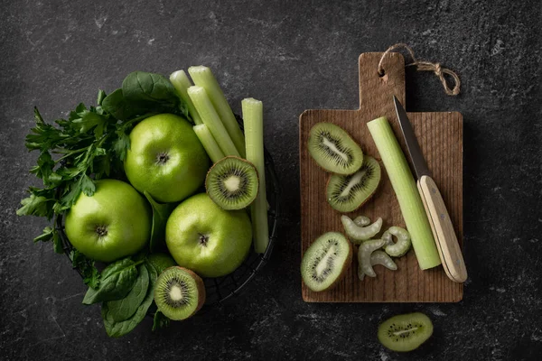 Grünes Obst und Gemüse zur Herstellung von Detox-Smoothie. — Stockfoto