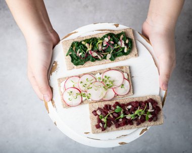 Hafif arka planda farklı türde vejetaryen sandviçler.. 