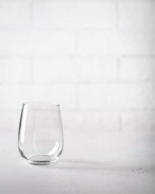 Işık arkaplanındaki boş bardak