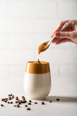 kahve dalgona bardakta 