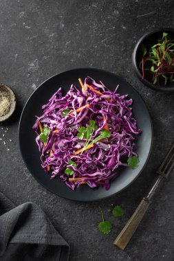 Kırmızı lahana salatası. 