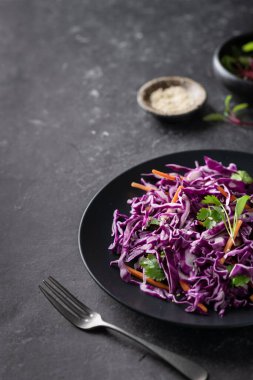 Kırmızı lahana salatası. 