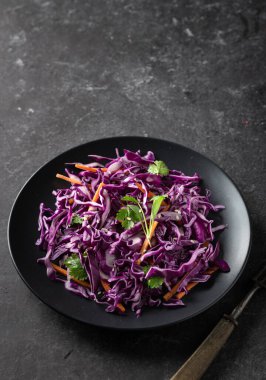 Kırmızı lahana salatası. 