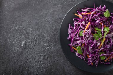 Kırmızı lahana salatası. 