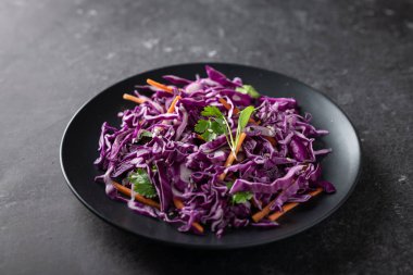 Kırmızı lahana salatası. 