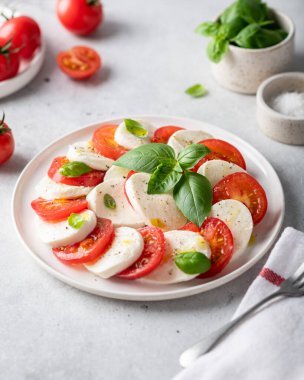 İtalyan Caprese salatası 