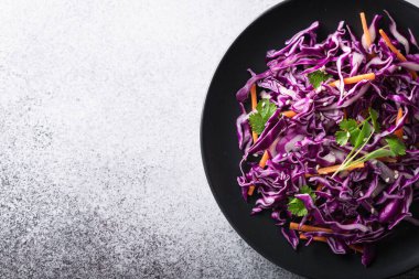 Kırmızı lahana salatası. 