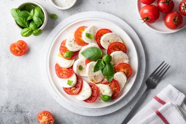 İtalyan Caprese salatası 