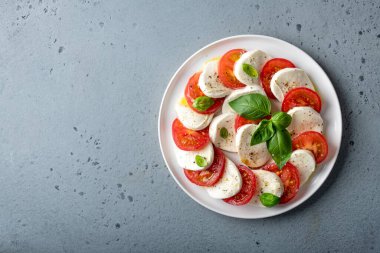 İtalyan Caprese salatası 