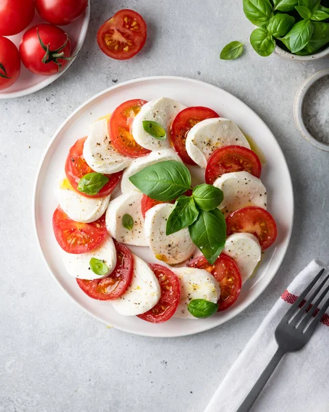 Итальянский салат капрезе — стоковое фото