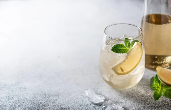 Limonada fría con hielo — Foto de Stock