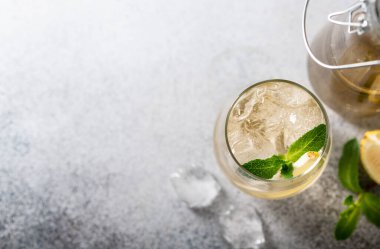 Buzlu soğuk limonata.