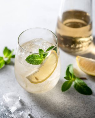 Buzlu soğuk limonata.