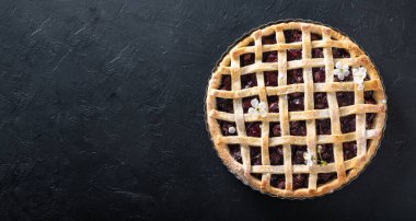 Ev yapımı vişneli turta. 