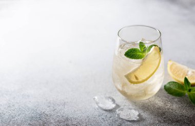 Buzlu soğuk limonata.