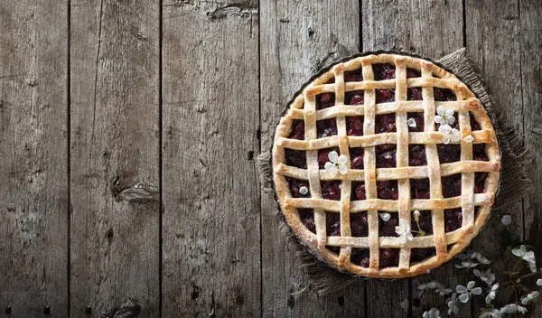 Hornear hecho a mano, pastel de cereza — Foto de Stock