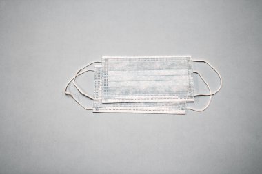 Gri arka planda tıbbi maskeler