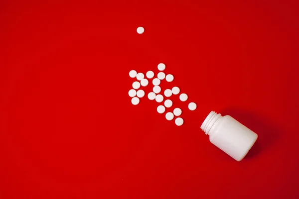 Macro Inyección Comprimidos Blancos Frasco Pastillas Sobre Fondo Rojo — Foto de Stock