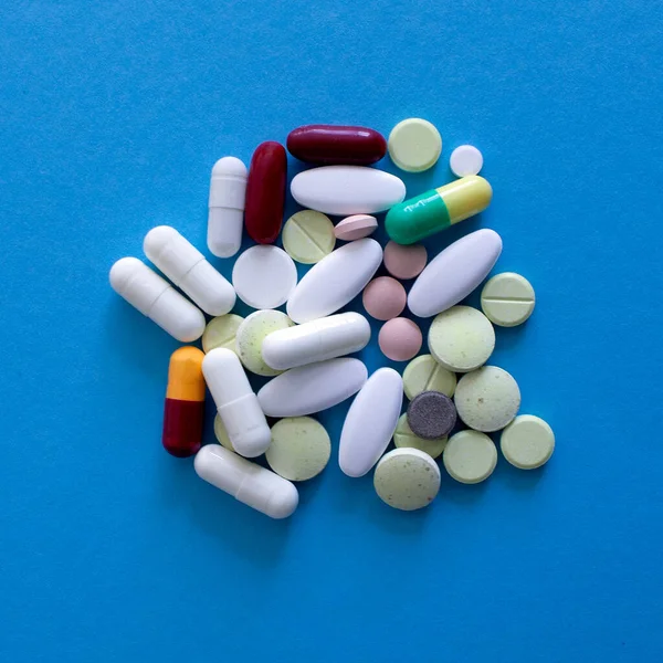 Färgglada Tabletter Och Kapslar Blå Bakgrund Makro Skott — Stockfoto