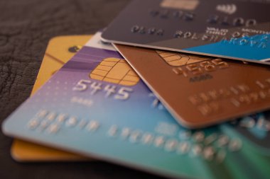 Kahverengi deri arka planda renkli kredi kartlarının makro çekimi