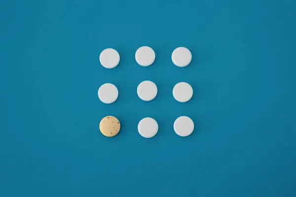 Cuadrado Píldoras Blancas Sobre Fondo Azul Concepto Aislado — Foto de Stock