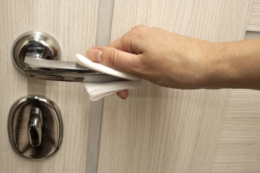 Renkli haplar ve kalp şeklinde kapsüller, soluk mavi arkaplandaki kavanozdan, görüntünün sol tarafında yer alan, metin, aşk ve izole edilmiş bir alan.