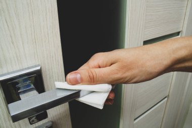 Renkli haplar ve kalp şeklinde kapsüller, soluk mavi arkaplandaki kavanozdan, görüntünün sol tarafında yer alan, metin, aşk ve izole edilmiş bir alan.