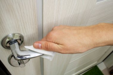 Renkli haplar ve kalp şeklinde kapsüller, soluk mavi arkaplandaki kavanozdan, görüntünün sol tarafında yer alan, metin, aşk ve izole edilmiş bir alan.