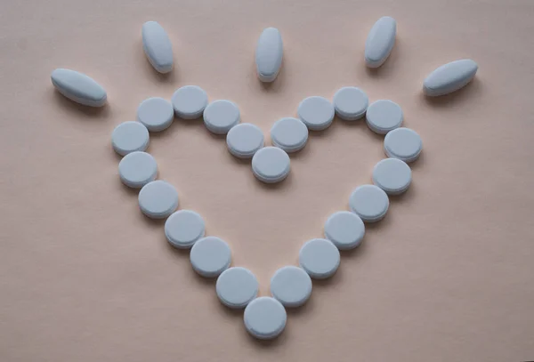 Barevné Pilulky Kapsle Tvaru Srdce Sklenice Vybledlém Modrém Pozadí Nachází — Stock fotografie