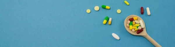 Las Píldoras Cápsulas Multicolores Están Dispersas Sobre Fondo Azul Medicamentos — Foto de Stock