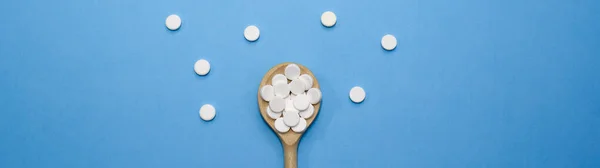 Las Pastillas Blancas Están Dispersas Sobre Fondo Azul Drogas Blancas —  Fotos de Stock