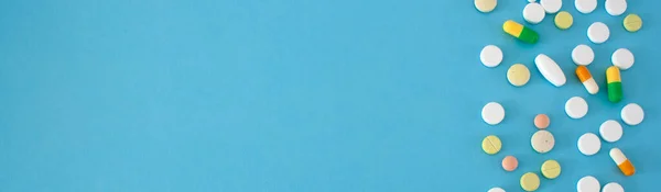 Pillole Colorate Farmaci Capsule Sfondo Blu Prevenzione Del Coronavirus Banner — Foto Stock