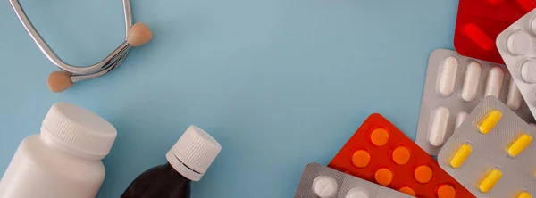 Confezioni Pillole Colorate Farmaci Capsule Barattoli Plastica Vetro Stetoscopio Sfondo — Foto Stock