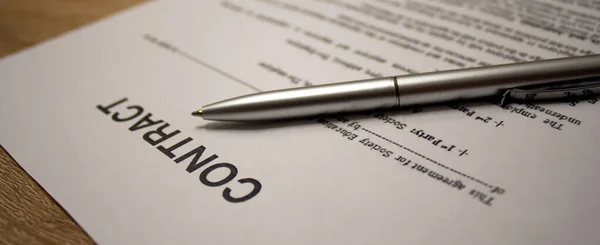 法的契約のマクロショットとペンのテーブルの上に横たわる ビジネスのための文書 サイトの契約とペンのウェブバナー ロイヤリティフリーのストック写真