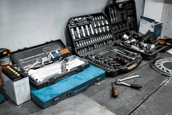 Maintenance station, motorcycle repair, car repair, mechanical equipment, tools in the workshop — Stock Photo, Image