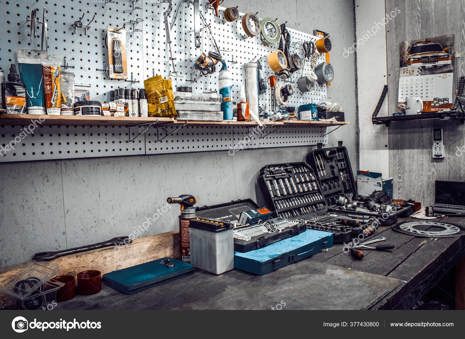 Banco de trabajo de metal con cajones de pared y de taller