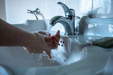 Onlar ellerini yıkıyorlar. Ellerini yıkamak hijyen için çok önemlidir. Su ellerini ıslatır. Sabunla temizlenmiş. Ellerini suyla yıka. Ellerini temizliyor..