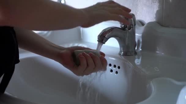 他们在洗手 洗手对个人卫生很重要 水可以打湿手 它是用肥皂清洗的 用水洗净双手 他洗手了 — 图库视频影像