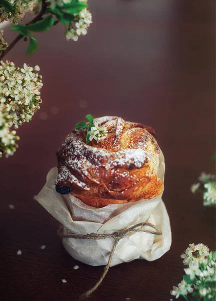 Ostergebäck Mit Weißen Blüten — Stockfoto