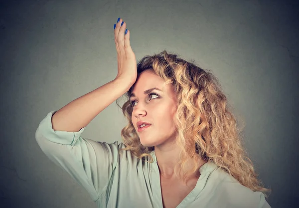 Betreurt het verkeerd. Vrouw slapping hand op hoofd duh moment — Stockfoto