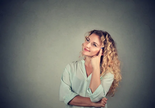 Mujer feliz pensando mirando hacia arriba —  Fotos de Stock