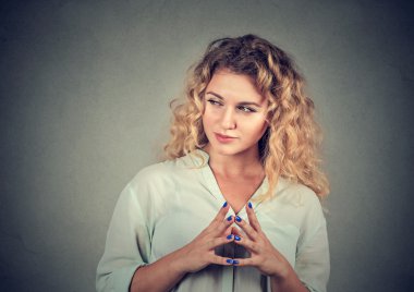 sinsi, kurnaz, entrikacı genç kadın bir şey olarak çizme 