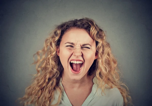 Boze jonge vrouw met zenuwinzinking schreeuwen — Stockfoto