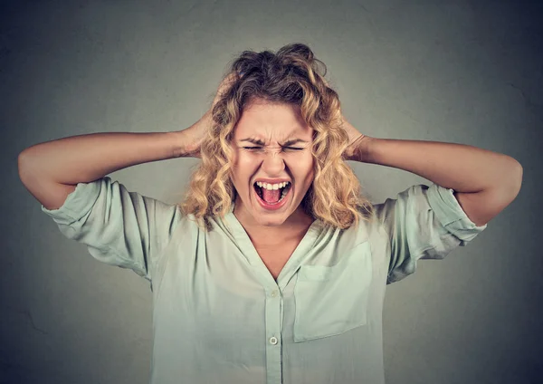 Mujer enojada estresada gritando tiene berrinche — Foto de Stock