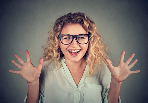 Super eccitato funky cercando ragazza in occhiali urlando — Foto Stock