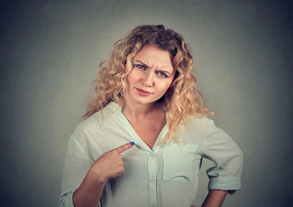 Arg irriterad kvinna frågar pratar du med mig? — Stockfoto