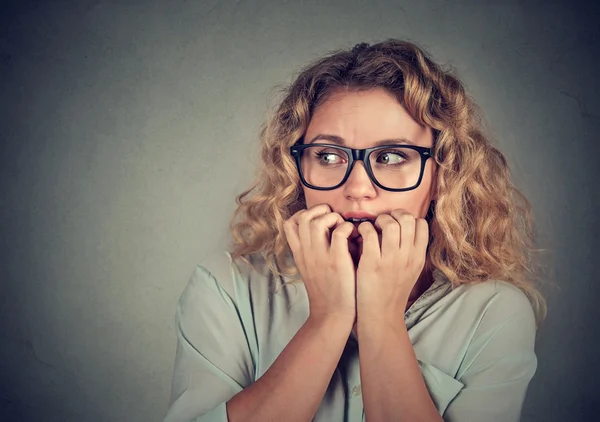 Sinirli stresli genç kadın endişeyle görünümlü tırnakları ısırma — Stok fotoğraf