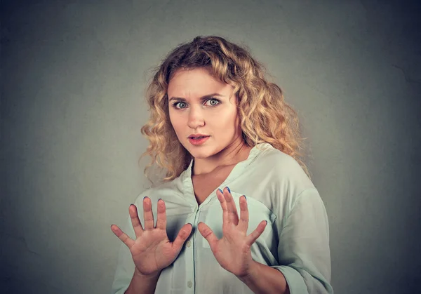 Mujer asustada levantando las manos en defensa — Foto de Stock