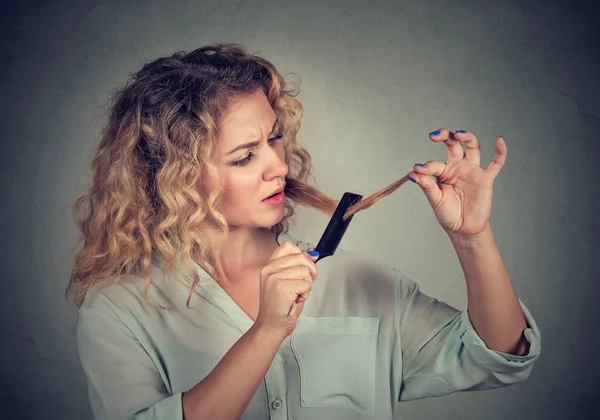 Mulher frustrada surpreendido ela está perdendo cabelo pontas duplas — Fotografia de Stock